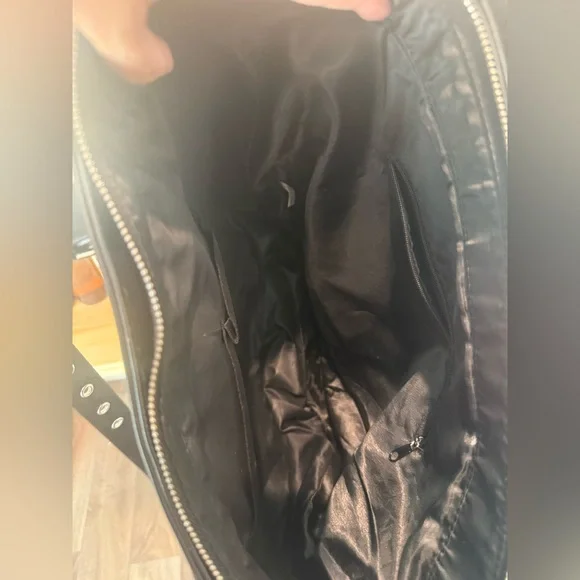 Guess limited edition tote bag with a removable pouch. - Picture 5 of 6